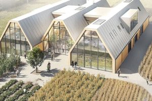 Arkitekttegning af moderne bygningskompleks med skrå tag, glasgavle og træbeklædning, omgivet af dyrkede marker og stier med mennesker.